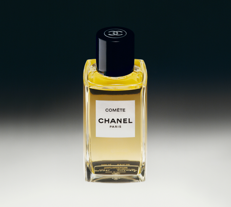 COMÈTE Eau de Parfum by CHANEL features a fresh cherry blossom accord that is elevated by powdery notes of heliotrope and iris. An intense and sensual floral scent.