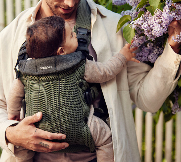 Banner Advertisement with a life style image of a baby in the Baby Carrier Harmony from BabyBjorn.